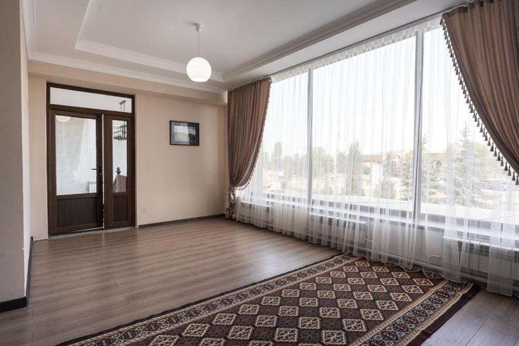 Muras Hotel Karakol Eksteriør billede