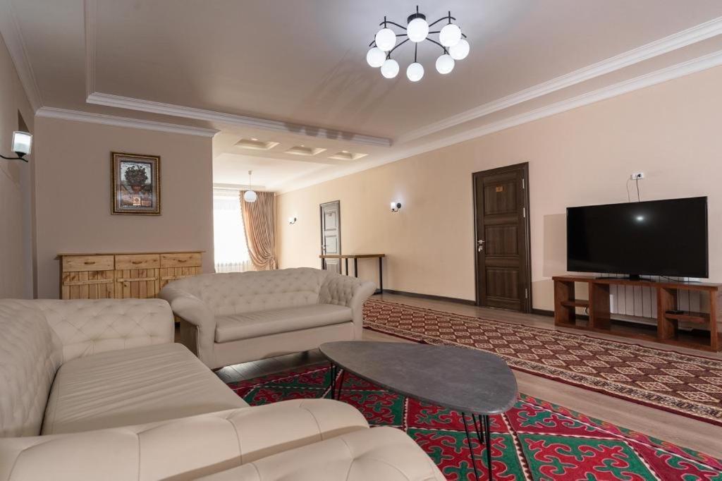 Muras Hotel Karakol Eksteriør billede