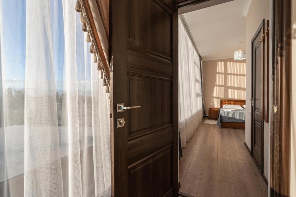 Muras Hotel Karakol Eksteriør billede